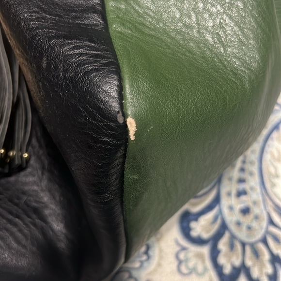 Gorgeous green and black man made leather bucket bag with 3 tassels - Picture 7 of 8